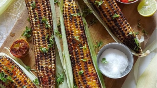 Charcoal roasted corn: This is an all-time favourite Indian snack that will surely make you droll. You cannot step out of the house and not return with a bhutta in your hand during the monsoon season.(Instagram/@thegoodfoodincoming)