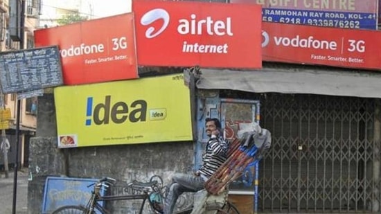 Voda Idea has borrowed close to <span class='webrupee'>₹</span>23,080 crore from banks and financial institutions.(Reuters)