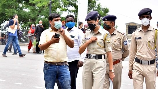 Police officers issued challans to tourists who were found flouting Covid safety norms in Shimla on Friday.((Deepak Sansta/HT) )