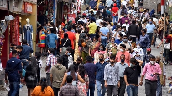 Tourists thronging Shimla on Saturday after the state government relaxed curbs on gatherings in view of the decline in the number of Covid-19 cases. ((Deepak Sansta/HT))
