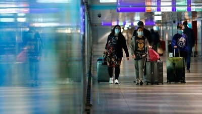 Passengers walk through a terminal at Frankfurt airport in Germany. (Reuters File Photo)