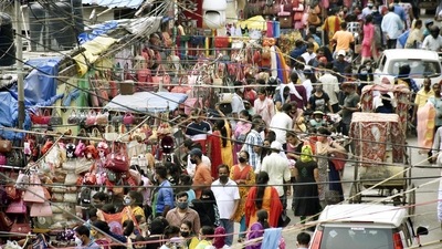 A rush of people out at Khetan Market, in Patna, Bihar, India on Saturday, July 3, 2021. (Photo by Santosh Kumar/Hindustan Times) A rush of people out at Khetan Market, in Patna, Bihar, India on Saturday, July 3, 2021. (Photo by Santosh Kumar/Hindustan Times)