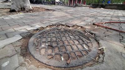 Chandigarh MC recently floated tenders inviting firms to replace more than 2,000 heritage manholes with ordinary manholes without taking the Chandigarh Heritage Conservation Committee on board. (HT Photo) Chandigarh MC recently floated tenders inviting firms to replace more than 2,000 heritage manholes with ordinary manholes without taking the Chandigarh Heritage Conservation Committee on board. (HT Photo)