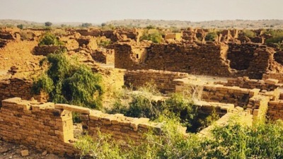 Kuldhara Village, India: About 200 years ago, the people of this village in Rajasthan suddenly left and nobody knows where did they go and why. It is believed that they cursed the land which is why if you visit this place today, you will find a long stretch of abandoned houses and temples.  (Instagram/@localpagdandi)