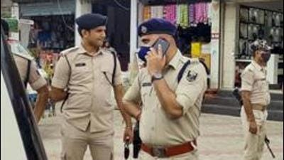 Hajipur: Police officers investigate after a robbery of one crore rupees at HDFC Bank, in Jadhua Nagar area of Vaishali district, Hajipur Thursday, June 10, 2021. (PTI Photo) (PTI06_10_2021_000053B) (PTI) Hajipur: Police officers investigate after a robbery of one crore rupees at HDFC Bank, in Jadhua Nagar area of Vaishali district, Hajipur Thursday, June 10, 2021. (PTI Photo) (PTI06_10_2021_000053B) (PTI)