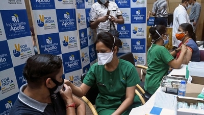 Health workers inoculate people with a dose of the Sputnik vaccine against the Covid-19 coronavirus at the Indraprastha Apollo hospital in Delhi (AFP). Health workers inoculate people with a dose of the Sputnik vaccine against the Covid-19 coronavirus at the Indraprastha Apollo hospital in Delhi (AFP).