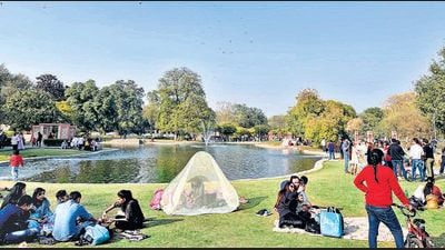 The lake’s north side is favoured by many, including the sophisticated show-offs. Wearing elegant dresses with discretely placed labels, they sit in groups amid generous displays of imported cheese and breads that are usually sighted in the Modern Bazaar outlets. (Mayank Austen Soofi/HT Photo) The lake’s north side is favoured by many, including the sophisticated show-offs. Wearing elegant dresses with discretely placed labels, they sit in groups amid generous displays of imported cheese and breads that are usually sighted in the Modern Bazaar outlets. (Mayank Austen Soofi/HT Photo)