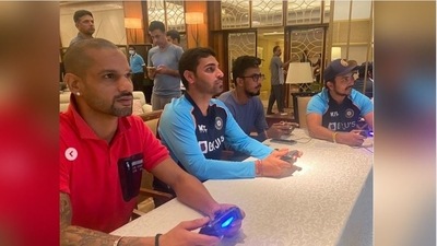 Dahwan &amp; Co enjoying PlayStation before team meeting (Shikhar Dhawan / Instagram)