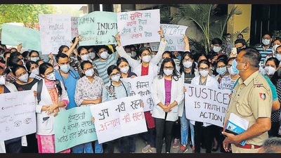 Doctors of Government Medical College and Hospital protesting outside the police post on the campus inSector 32, Chandigarh, on Monday. (KESHAV SINGH/HT) Doctors of Government Medical College and Hospital protesting outside the police post on the campus inSector 32, Chandigarh, on Monday. (KESHAV SINGH/HT)