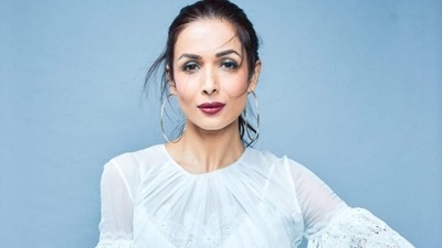 Malaika Arora suggests simple exercises to reduce belly fat, get sculpted abs (Instagram/malaikaaroraofficial)