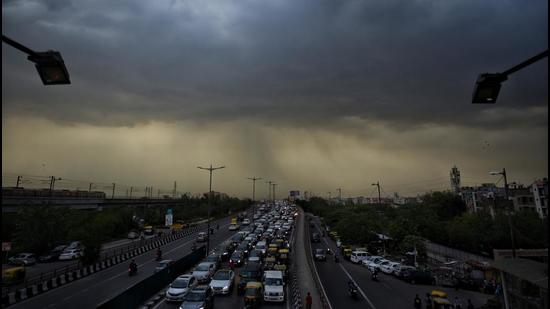 Delhi Weather Partly Cloudy Sky With A Change Of Thunder Lightning Today Latest News Delhi Hindustan Times