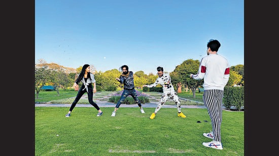 Young folks making short dance videos tuned to Punjabi pop. (Mayank Austen Soofi/HT Photo) Young folks making short dance videos tuned to Punjabi pop. (Mayank Austen Soofi/HT Photo)