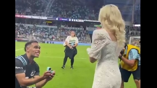 Hassani Dotson Stephenson proposing to his girlfriend after the MLS match.(Instagram/@hassanidotson)