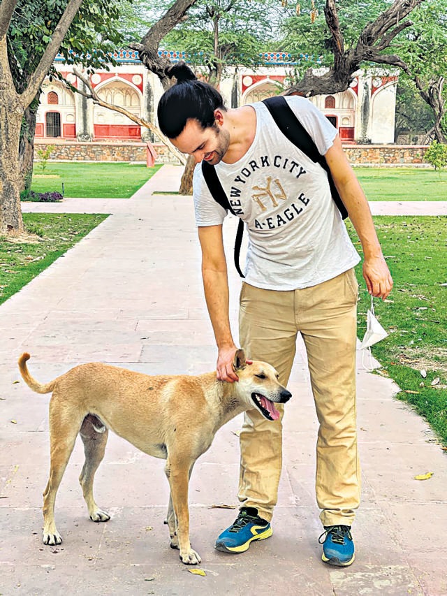 This brown dog selects his favourites among the random visitors, sniffing them lovingly and never forgetting them, distinguishing them on their return. (Mayank Austen Soofi/HT Photo) This brown dog selects his favourites among the random visitors, sniffing them lovingly and never forgetting them, distinguishing them on their return. (Mayank Austen Soofi/HT Photo)