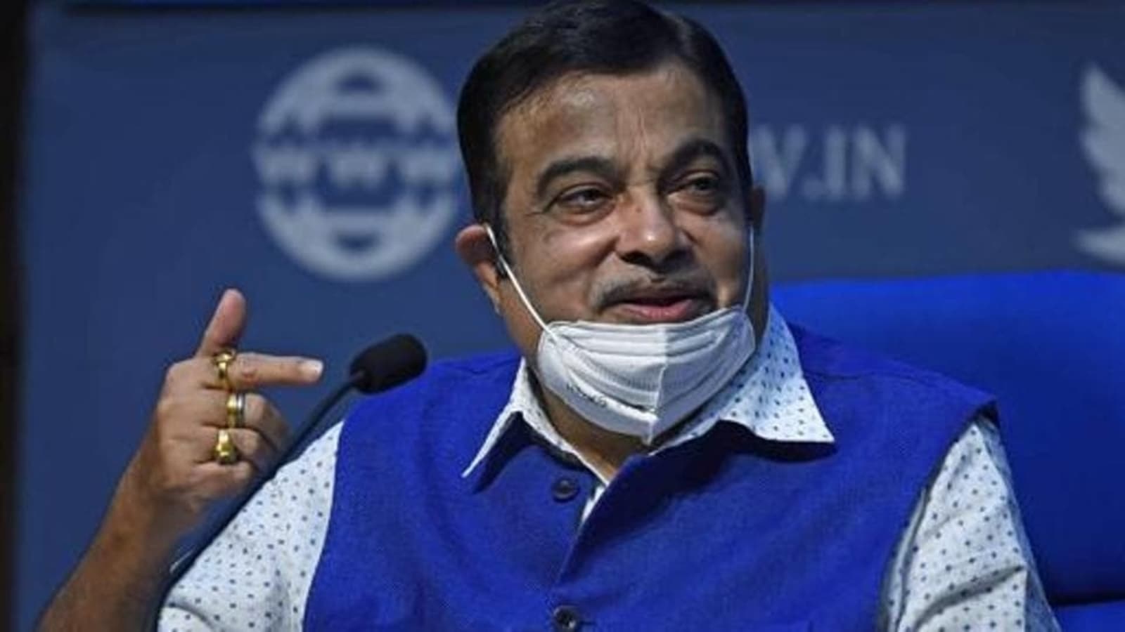 Nitin Gadkari to promote Khadi Prakritik, India's first paint made from