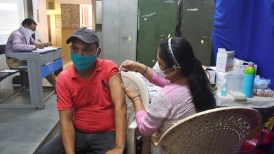 A healthcare worker administers a dose of Covid-19 vaccine to a beneficiary at a Delhi hospital. (Amal KS/HT Photo) A healthcare worker administers a dose of Covid-19 vaccine to a beneficiary at a Delhi hospital. (Amal KS/HT Photo)