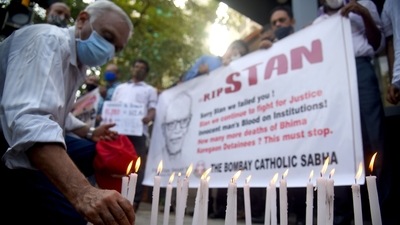 Members of The Bombay Catholic Sabha hold a memorial mass outside St. Peter's Church in Bandra in protest holding banners and lighting candles for the Indian rights activist and Jesuit priest Father Stan Swamy. (HT Photo )