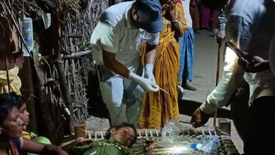 A medical team attends to the ill in Kothwan village of Bihar. (Sourced) A medical team attends to the ill in Kothwan village of Bihar. (Sourced)