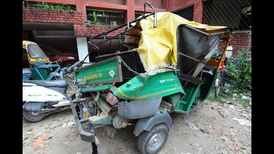 The mangled remains of the auto that the victims were riding while on their way to the Sector-26 grain market in Chandigarh on Tuesday morning. (Keshav Singh/HT) The mangled remains of the auto that the victims were riding while on their way to the Sector-26 grain market in Chandigarh on Tuesday morning. (Keshav Singh/HT)