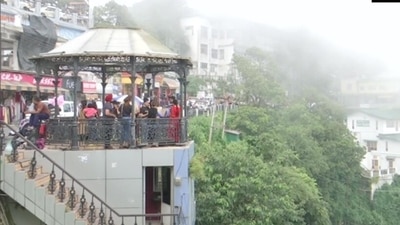 Despite the limitation of carrying a negative RT-PCR report for entering the state, tourists are flooding Mussoorie and Nainital, the popular hill stations of Uttarakhand. (ANI) Despite the limitation of carrying a negative RT-PCR report for entering the state, tourists are flooding Mussoorie and Nainital, the popular hill stations of Uttarakhand. (ANI)