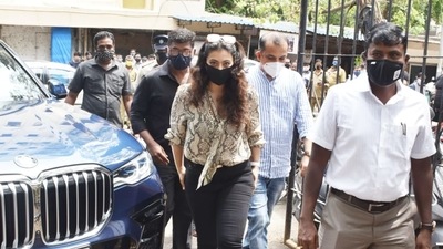 Kajol asks paparazzi to maintain social distancing. (Varinder Chawla) Kajol asks paparazzi to maintain social distancing. (Varinder Chawla)