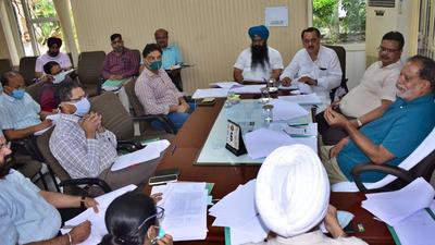 Ludhiana mayor Balkar Singh Sandhu addressing the finance and contracts committee meeting in Ludhiana on Tuesday. (Gurpreet Singh/HT) Ludhiana mayor Balkar Singh Sandhu addressing the finance and contracts committee meeting in Ludhiana on Tuesday. (Gurpreet Singh/HT)