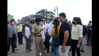 Tourists arguing with cops after being stopped for not wearing masks properly on The Ridge in Shimla on Tuesday. (Deepak Sansta/HT) Tourists arguing with cops after being stopped for not wearing masks properly on The Ridge in Shimla on Tuesday. (Deepak Sansta/HT)