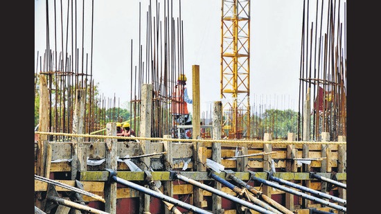 Workers at Construction site at Narhe in Pune. (HT PHOTO)