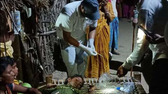 A medical team attends to the ill in Kothwan village of Bihar. (Sourced)