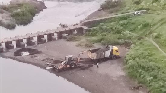 The illegal sand mining operation at the Mula river early on Monday morning captured by a Hinjewadi resident. (HT) The illegal sand mining operation at the Mula river early on Monday morning captured by a Hinjewadi resident. (HT)