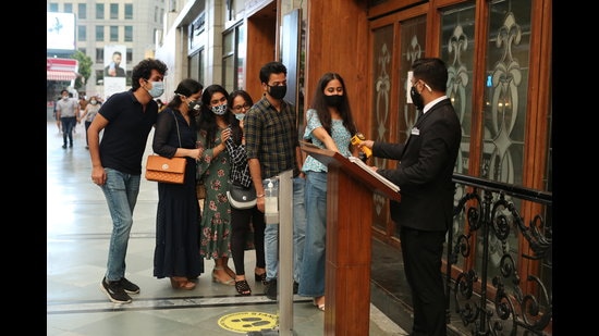 Foodies have started venturing out, albeit with safety precautions and restaurants are abuzz with crowds. (Phtoto: Manoj Verma/HT) Foodies have started venturing out, albeit with safety precautions and restaurants are abuzz with crowds. (Phtoto: Manoj Verma/HT)
