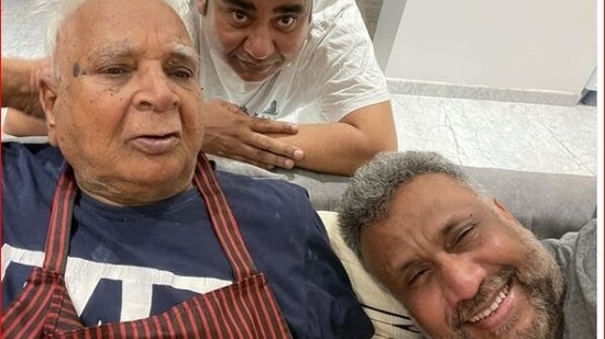 Anubhav SInha and his younger brother Anupam Sinha pose with their dad.
