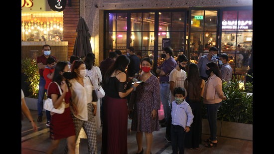 Set to ring in the weekend, Gurugrammers don’t seem to mind waiting in the queues, to get a table at their preferred food joint. (Photo: Manoj Verma/HT) Set to ring in the weekend, Gurugrammers don’t seem to mind waiting in the queues, to get a table at their preferred food joint. (Photo: Manoj Verma/HT)