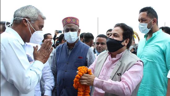 AICC in-charge Rajiv Shukla (in pink) being welcomed by Congress leaders at Dharamshala. State party chief Kuldeep Singh Rathore is also seen in the picture. (HT Photo)