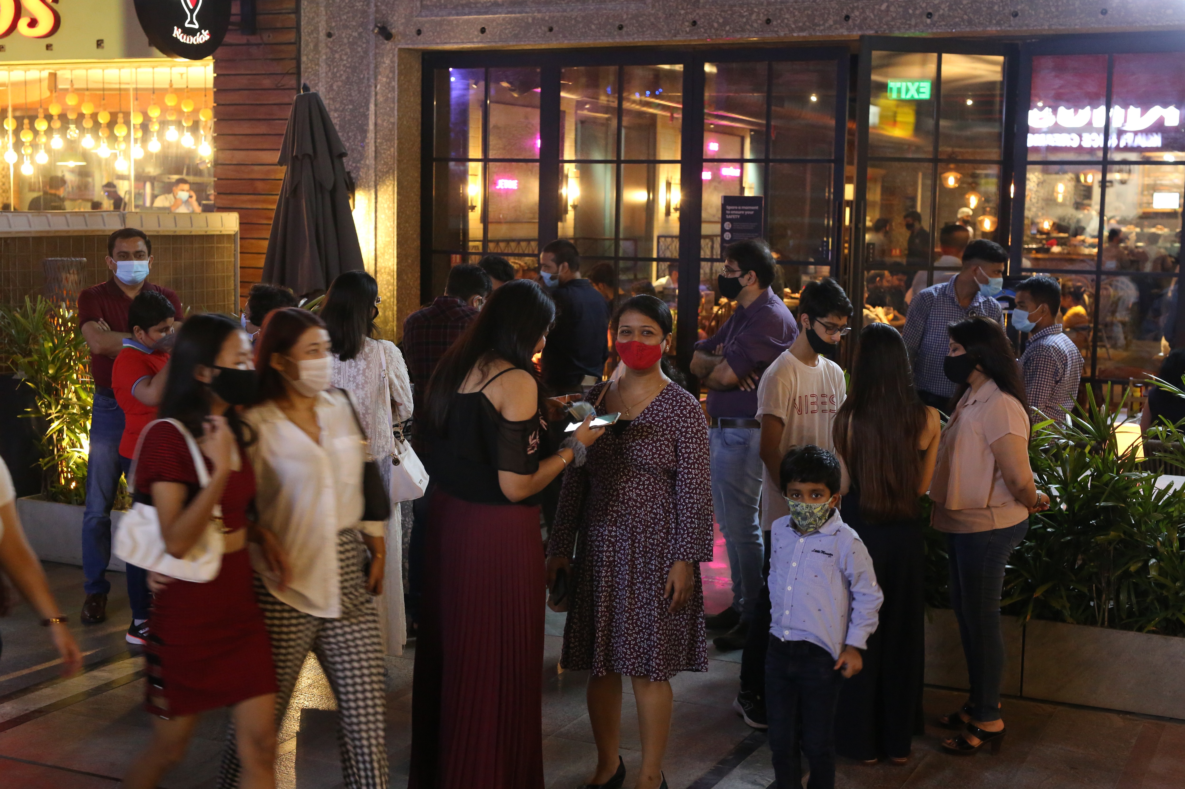 Set to ring in the weekend, Gurugrammers don’t seem to mind waiting in the queues, to get a table at their preferred food joint. (Photo: Manoj Verma/HT)