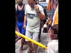 The image shows the little boy scolding people without masks in Dharamshala.( Instagram/@dharamshalalocal) The image shows the little boy scolding people without masks in Dharamshala.( Instagram/@dharamshalalocal)