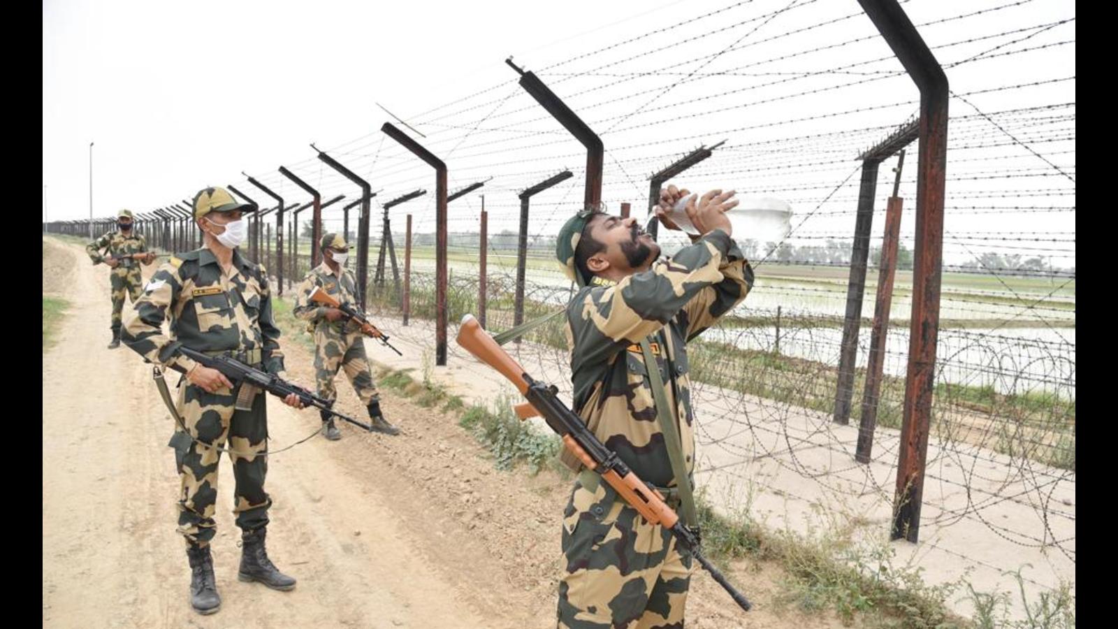 Blazing sun no deterrent to BSF jawans manning barbed fence along Indo-Pak border - Hindustan Times