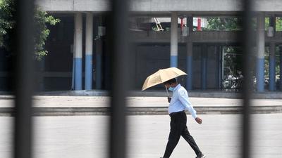 Maximum temperature on Wednesday rose to 40.2°C, five notches above normal. Rain is likely from Friday. (Ravi Kumar/HT) Maximum temperature on Wednesday rose to 40.2°C, five notches above normal. Rain is likely from Friday. (Ravi Kumar/HT)