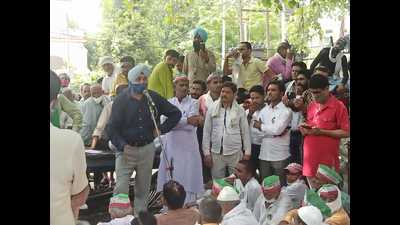 V M Singh addressing a panchayat of farmers (HT Photo) V M Singh addressing a panchayat of farmers (HT Photo)