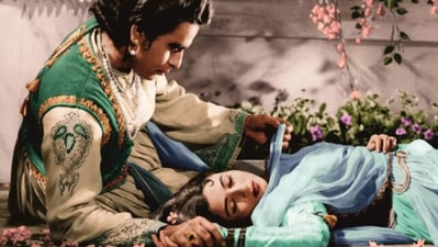 Mughal-E-Azam: "Main tumhari aankho me apni mohabbat ka ikrar dekhna chahta hoon…" (Film screenshot)