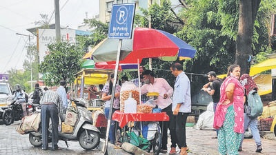 Customers being served at eateries in Baner on Tuesday, after the 4pm deadline. Street eateries in Pune flout 5pm deadline (HT PHOTO) Customers being served at eateries in Baner on Tuesday, after the 4pm deadline. Street eateries in Pune flout 5pm deadline (HT PHOTO)