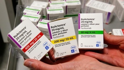 A pharmacist displays boxes of Tocilizumab. (HT Photo) A pharmacist displays boxes of Tocilizumab. (HT Photo)