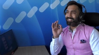 Dinesh Karthik in the commentary box (Twitter) Dinesh Karthik in the commentary box (Twitter)