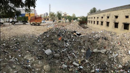 Disposal of C&D waste is a major issue in Gurugram, as dumping of such waste on vacant plots is considered a major source of pollution. (HT Archive)