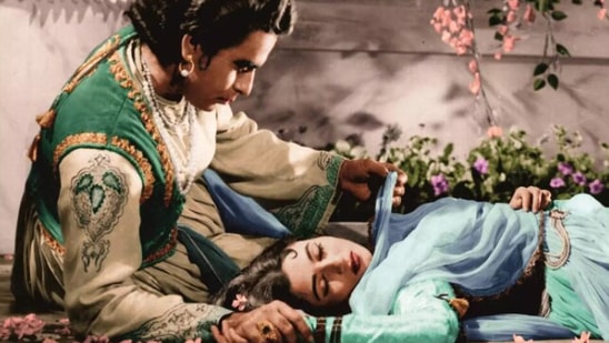 Mughal-E-Azam: "Main tumhari aankho me apni mohabbat ka ikrar dekhna chahta hoon…"(Film screenshot)
