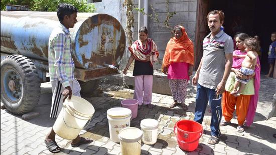 Residents filling water from MC tankers in Peru Banda area in Salem Tabri in Ludhiana on Wednesday. (Gurpreet Singh/HT) Residents filling water from MC tankers in Peru Banda area in Salem Tabri in Ludhiana on Wednesday. (Gurpreet Singh/HT)