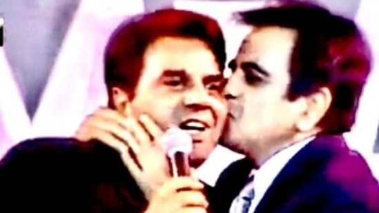 Dharmendra with late actor Dilip Kumar.