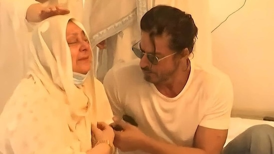 Shah Rukh Khan with Saira Banu at Dilip Kumar's residence. Shah Rukh Khan with Saira Banu at Dilip Kumar's residence.