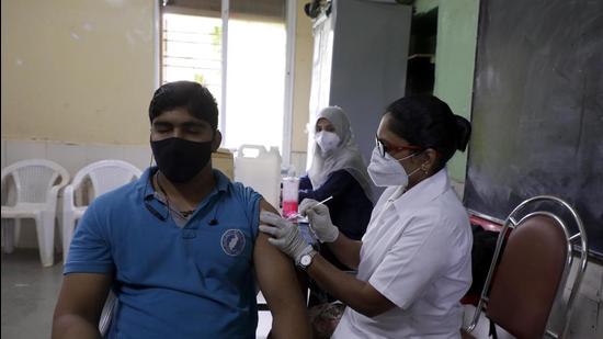 A vaccination drive at Savitribai Phule English Medium School in Pune, on July 6, 2021. Pune private hospitals inoculate more beneficiaries than govt centres in June (RAHUL RAUT/HT) A vaccination drive at Savitribai Phule English Medium School in Pune, on July 6, 2021. Pune private hospitals inoculate more beneficiaries than govt centres in June (RAHUL RAUT/HT)