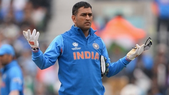 MS Dhoni instructs his players. (Getty Images)